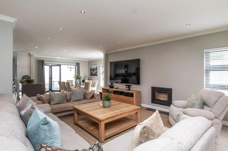 5 Bedroom Property for Sale in Constantia Western Cape